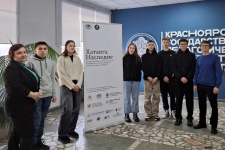 Школьники из Хатанги на выставке в Красноярске. Фото: Владислава Чепа