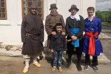 Участники мероприятия в реконструированных костюмах участников экспедиции. Фото: Светлана Ерегина.