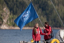 В каждой серии учитель географии и его ученик перемещаются в один из регионов России