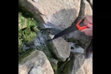 На песчаном пляже Каспийского моря обнаружена каменная площадка неизвестного происхождения