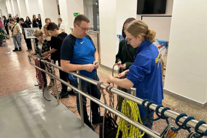 Мастер-класс по вязанию узлов. Фото: пресс-служба УрГПУ