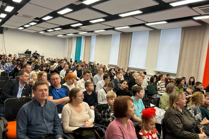 Участники географического диктанта на комплексной площадке в Свердловской области. Фото: пресс-служба УрГПУ