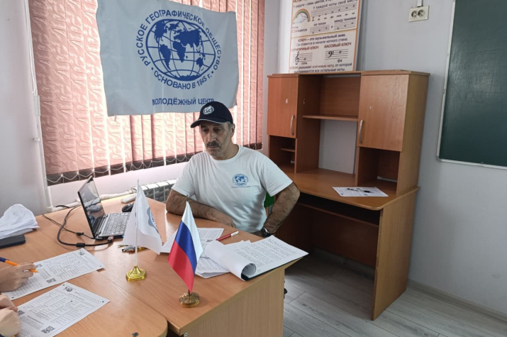 Тагир Балгуев проводит Географический диктант. Фото: Дагестанское отделение РГО