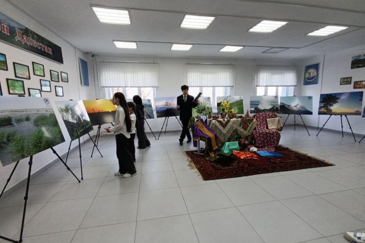 Изделия народных промыслов в обрамлении фотопейзажей Дагестана. Фото: Дагестанское отделение РГО