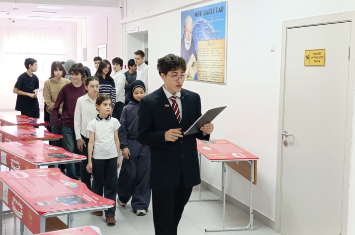 Экскурсия перед Геодиктантом. Фото: Дагестанское отделение РГО