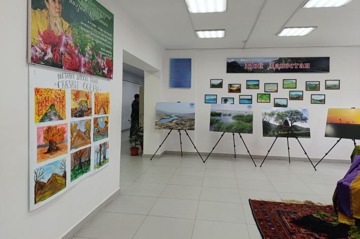 Рисунки школьников и фотокартины дополнили друг друга. Фото: Дагестанское отделение РГО