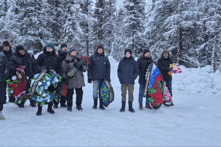 Участники церемонии захоронения. Фото: Алина Андриянова