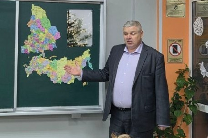 Директор БМАОУ "Гимназия №5" - Алексей Дорохин рассказывает ученикам о спилс-картах. Фото: пресс-центр гимназии №5 г. Березовский