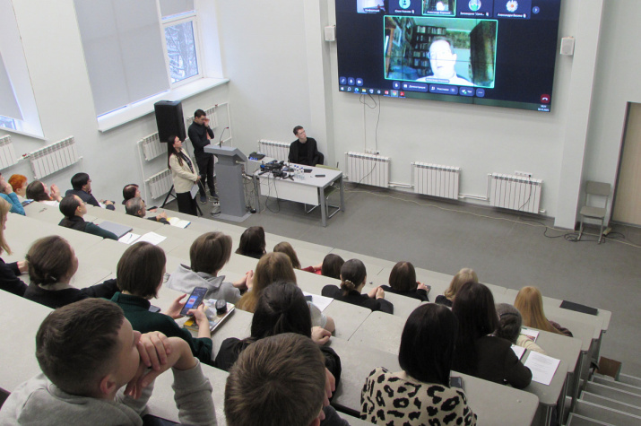 Гибридный формат конференции "Климат и фенология" с онлайн-участниками. Фото: пресс-служба УрГПУ