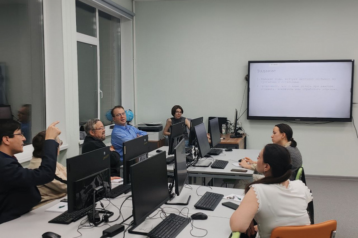 Работа феношколы, посвящённой обработке и визуализации многолетних рядов фенологических наблюдений. Фото: пресс-служба УрГПУ