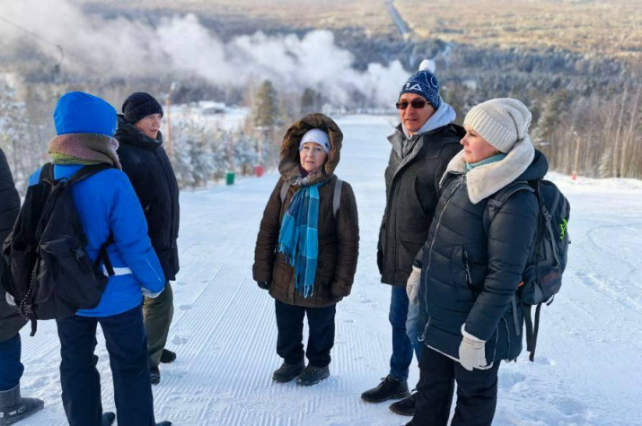 Подьъём участников конференции на гору Ежовую. Фото: пресс-центр Свердловского областного отделения РГО