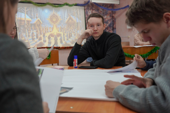 В процессе решения заданий. Фото: Ольга Сергеева