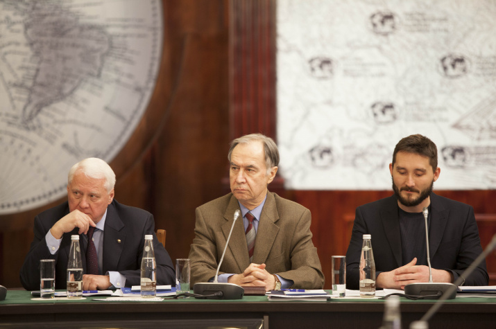 Слева направо: Первый Вице-президент РГО Николай Касимов, профессор географического факультета МГУ имени М.В.Ломоносова Александр Геннадиев, начальник водолазной службы Беломорской биологический станции МГУ им. М.В. Ломоносова Александр Семенов. Фото: пресс-служба РГО