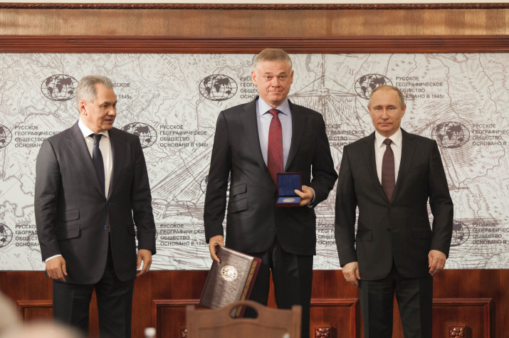 Слева направо: Президент РГО С.Шойгу, Председатель Совета директоров EVRAZ plc Александр Абрамов, Председатель Попечительского Совета РГО В. Путин. Фото: пресс-служба РГО