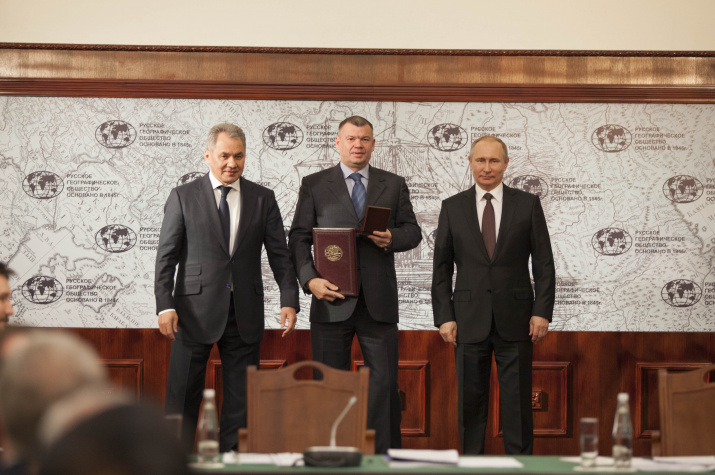 Слева направо: Президент РГО С.Шойгу, Президент ЗАО «Трансмашхолдинг» Андрей Бокарев, Председатель Попечительского Совета РГО В. Путин. Фото: пресс-служба РГО