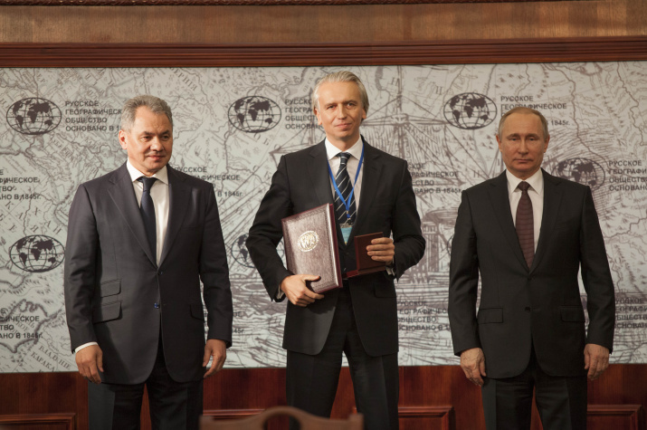 Слева направо: Президент РГО Сергей Шойгу, председатель правления ПАО «Газпром нефть» Александр Дюков, Председатель Попечительского Совета РГО Владимир Путин. Фото: пресс-служба РГО