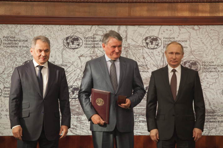 Слева направо: Президент РГО С.Шойгу, заместитель Председателя Совета Федерации Федерального Собрания РФ Ю.Воробьев, Председатель Попечительского Совета РГО В. Путин. Фото: пресс-служба РГО