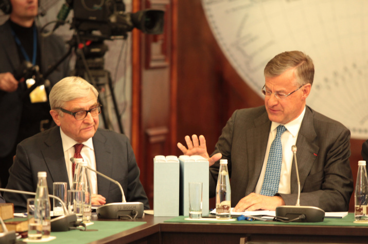 Председатель Совета директоров ООО «Ферринг Фармасетикалз», учредитель издательства «Паулсен» Фредерик Паулсен (справа) с переводчиком. Фото: пресс-служба РГО