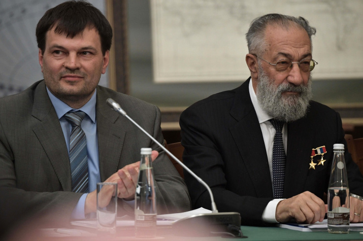 Учёный-океанолог, исследователь Арктики и Антарктики Артур Чилингаров (справа) и ведущий инженер Института проблем экологии и эволюции Дмитрий Глазов. Фото: kremlin.ru