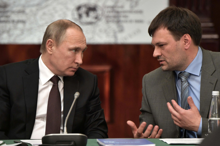 Владимир Путин с ведущим инженером Института проблем экологии и эволюции им. А.Н.Северцова РАН Дмитрием Глазовым на заседании попечительского совета РГО. Фото: kremlin.ru