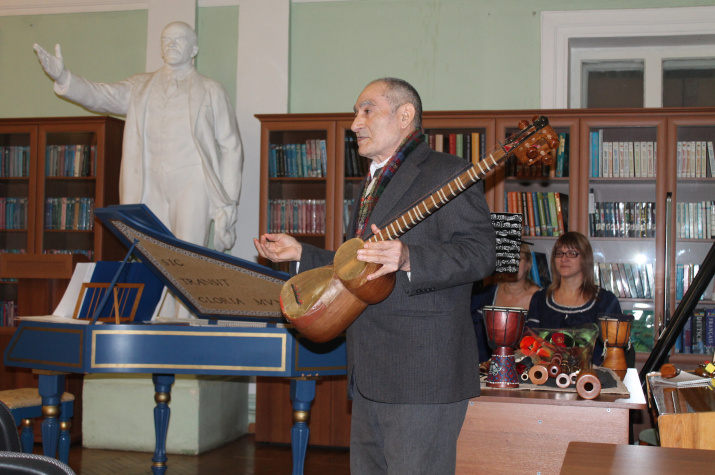 Азербайджанский писатель и радиожурналист Габиб Алиев рассказывает о струнном инструменте таре