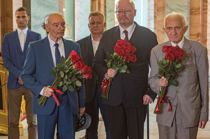 Участники торжественных мероприятий в Петропавловском соборе (слева направо): Владимир Разумовский, Вице-президент РГО Кирилл Чистяков, Почетный Президент РГО Владимир Котляков. Фото: Александр Филиппов