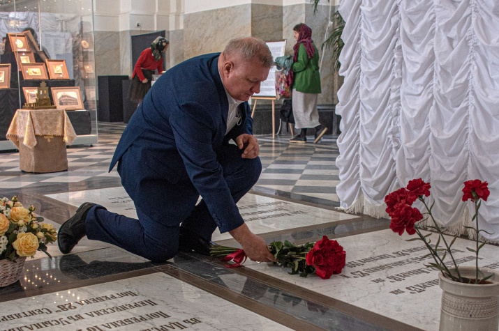 Константин Мицкус возлагает цветы к надгробной плите великого князя Константина Николаевича. Фото: Александр Филиппов