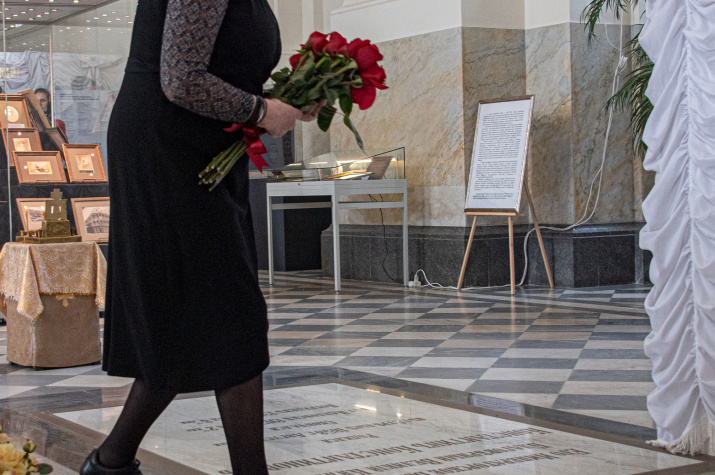 Заведующая Научным архивом РГО возлагает цветы к надгробной плите великого князя Константина Николаевича. Фото: Александр Филиппов
