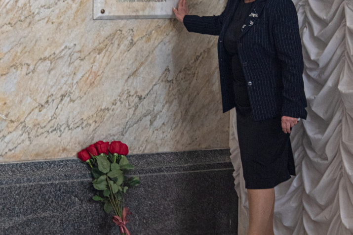 Председатель Комиссии географического образования СПб РГО Людмила Тарасова возлагает цветы к мемориальной доске четырем великим князьям. Фото: Александр Филиппов