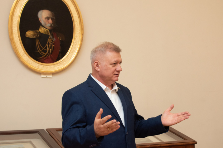 Директор департамента Исполнительной дирекции РГО Константин Мицкус на открытии выставки реставрированных предметов и живописи из фондов РГО. Фото: Александр Филиппов