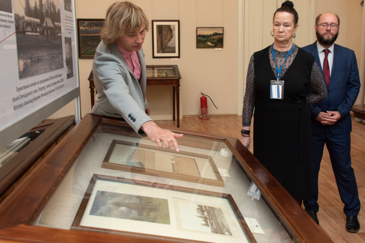 Заведующий музеем РГО Сергей Белых рассказывает об экспонатах выставки реставрированных предметов и живописи из фондов РГО. Фото: Александр Филиппов