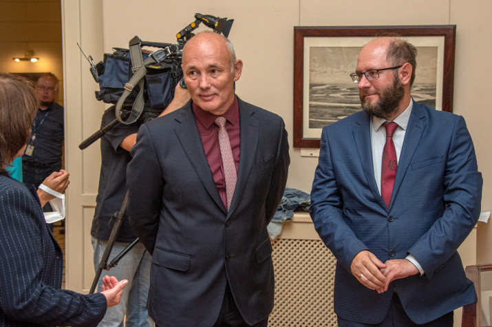 Директор гимназии № 446 Колпинского района САнкт-Петербурга Игорь Лев на открытии выставки реставрированных предметов и живописи из фондов РГО. Фото: Александр Филиппов