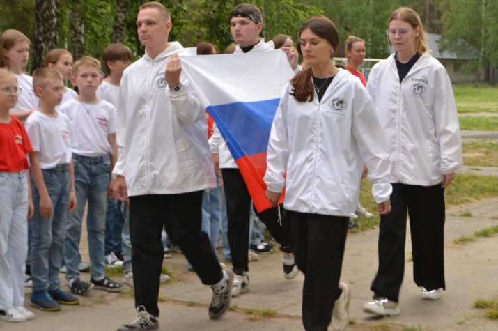 Вожатые региональной смены Русского географического общества "Мир открытий" на торжественной церемонии открытия. Фото: Денисон Дайсонов