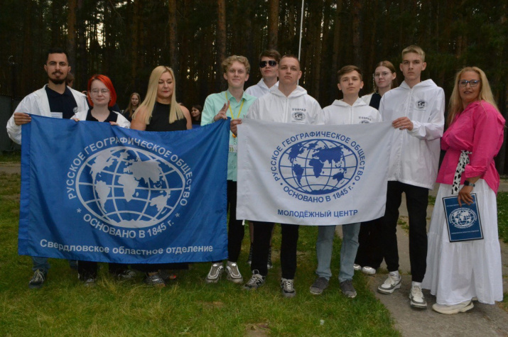 Вожатые и организаторы региональной смены Русского географического общества "Мир открытий". Фото: Денисон Дайсонов