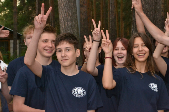 Участники региональной смены Русского географического общества "Мир открытий". Фото: Денисон Дайсонов