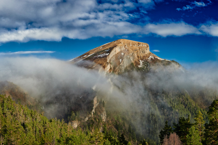 Гора Малый Тхач в облаках. Фото: Вадим Малышев