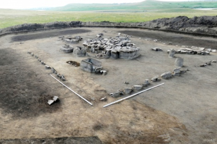Excavations of the burial of Okunev Culture, Khakassia. The photo is provided by the organizers of the expedition of the Russian Geographical Society