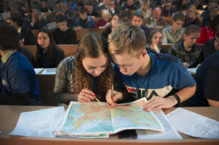 Participants of the Geographical Dictation - 2018 on the central venue at Lomonosov Moscow State University. Photo: press service of the Russian Geographical Society
