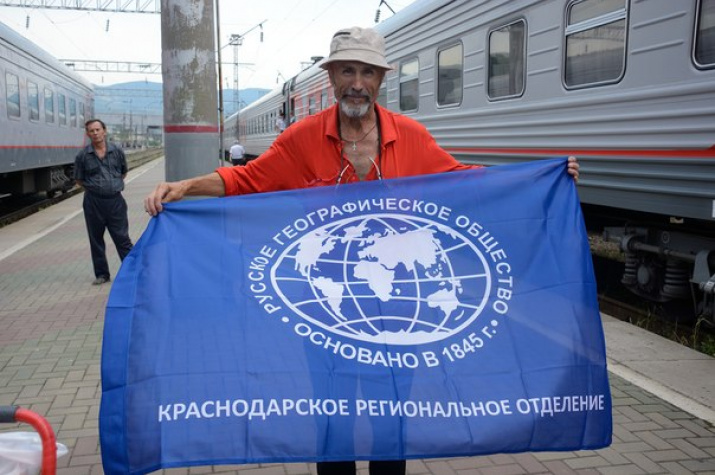 Александр Цепкало на вокзале в Новороссийске