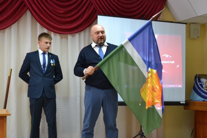 Дмитрий Шиллер передает флаг