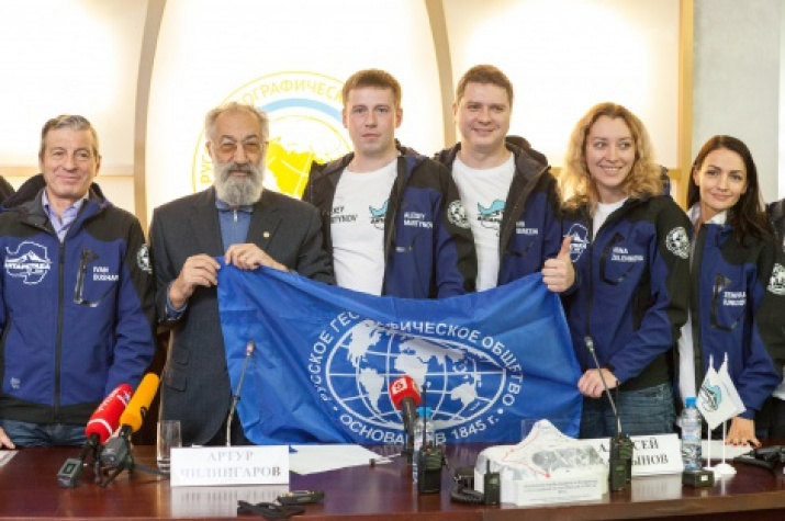 Artur Chilingarov with the expedition members