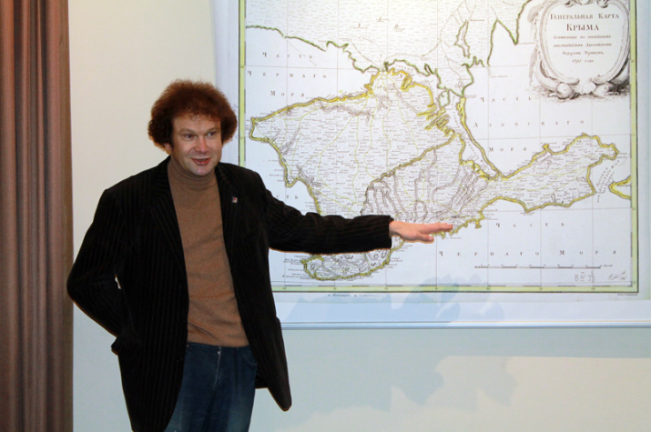 Dmitry Goryachёv at the opening of the &quot;Crimean vacation&quot; exhibition