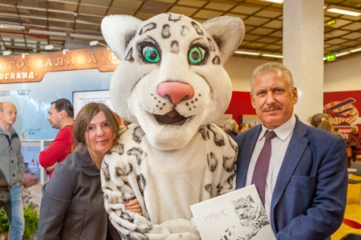 Chairman of Khakassky Branch of the Society Irina Sannikova and director of Sayano-Shushensky Reserve Gennady Kiselev with snow leopard puppets - a rare animal which is preserved in the region 
