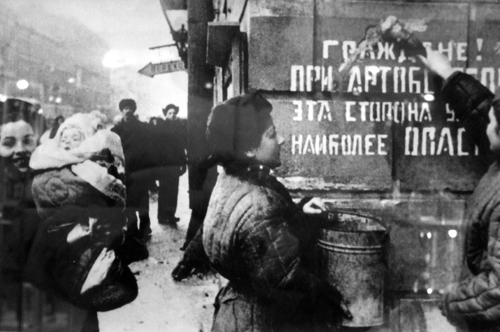 Ликующий Ленинград. Блокада снята. 1944 год. Фото: wikipedia.org