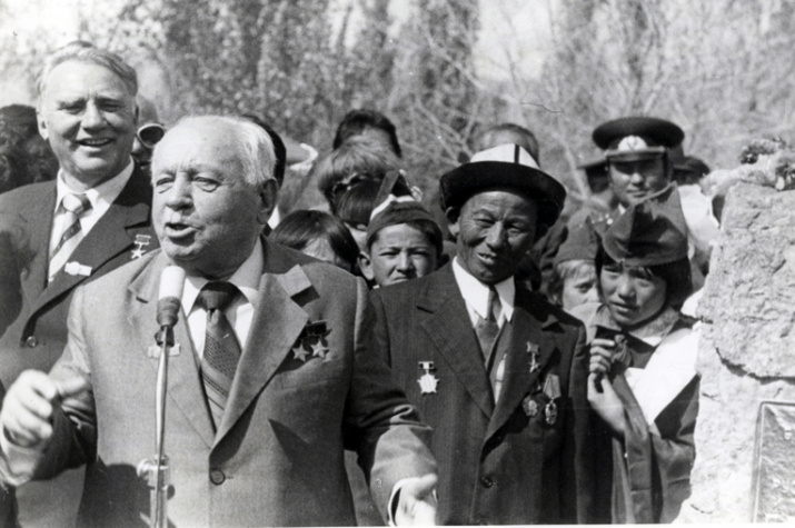 I.D. Papanin and A.F. Treshnikov in Przhevalsk at the opening of the monument to N.M. Przhevalsky