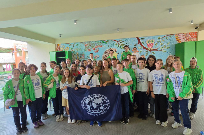 Л.Буторина и артековцы. Фото: Е.Лубашевская