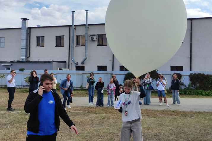 Запуск радиозонда. Фото: Максим Червяков