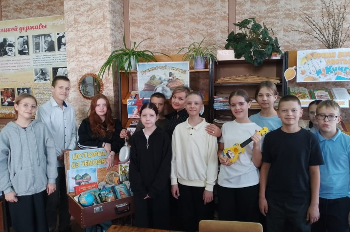 Школьники Мальцевской СОШ на выствке "Путешествуй с книгой". Фото: А. А. Галкина