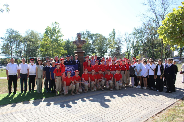 Участники открытия бюста. Фото: Абинское отделение РГО