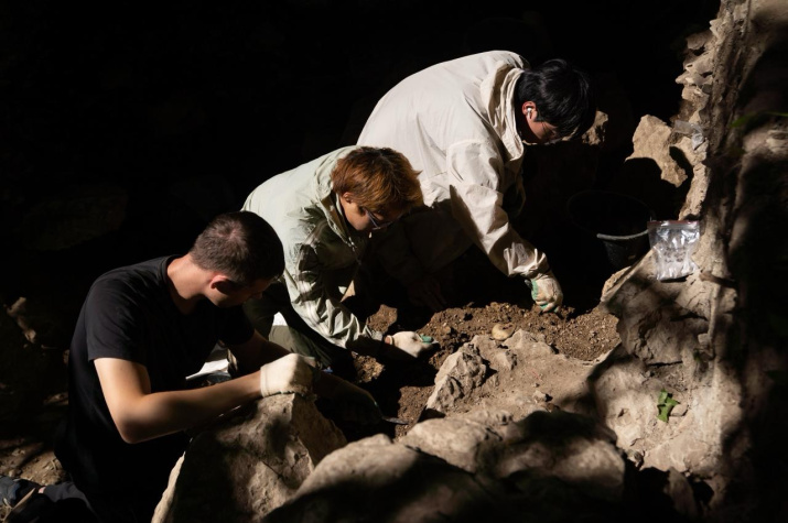 Археологи исследуют грот. Фото: Евгений Грох